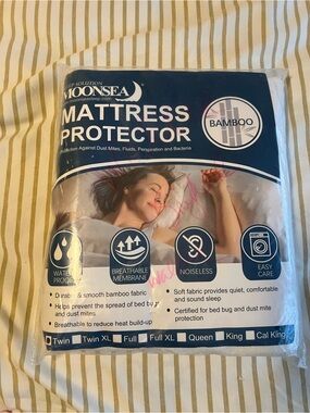 Moonsia Bamboo Mattress Protector - White